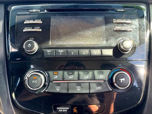Used 2015 Nissan Rogue S image 10
