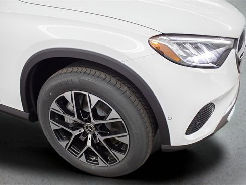Used 2025 Mercedes-Benz GLC 350e 4MATIC image 13