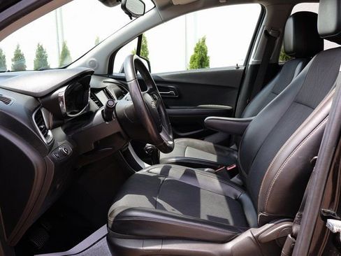 Used 2020 Chevrolet Trax LT w/ LT Convenience Package FWD image 19