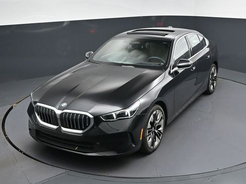 Certified 2025 BMW 530i image 30