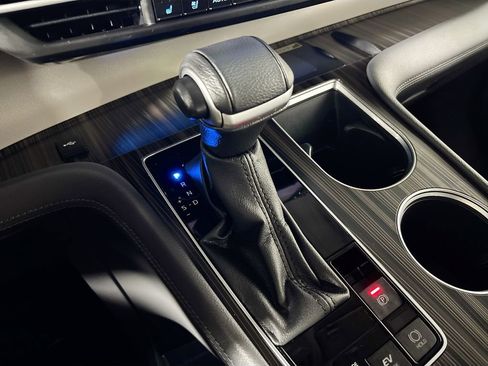 Used 2023 Toyota Sienna Limited image 18