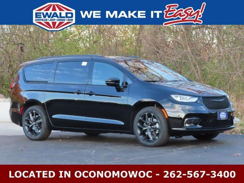 New 2026 Chrysler Pacifica Limited w/ S Appearance Package AWD/4WD image 1