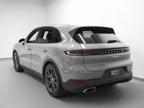 Used 2025 Porsche Cayenne E-Hybrid image 3
