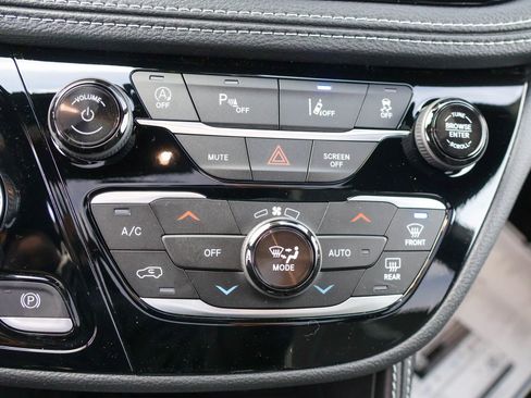 New 2026 Chrysler Pacifica Limited image 24