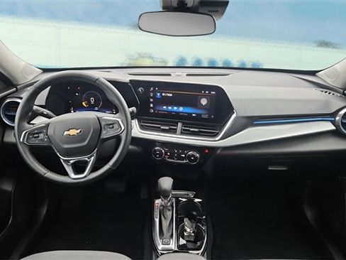 Used 2025 Chevrolet Trax LT w/ LT Convenience Package image 15