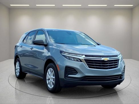 Used 2024 Chevrolet Equinox LS w/ LS Convenience Package FWD image 3