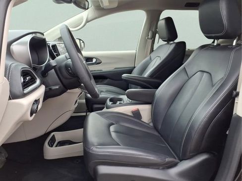 Used 2023 Chrysler Pacifica Touring-L image 16