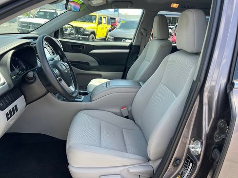 Used 2019 Toyota Highlander LE AWD/4WD image 25