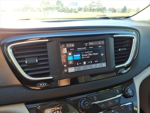 Used 2022 Chrysler Voyager LX image 15