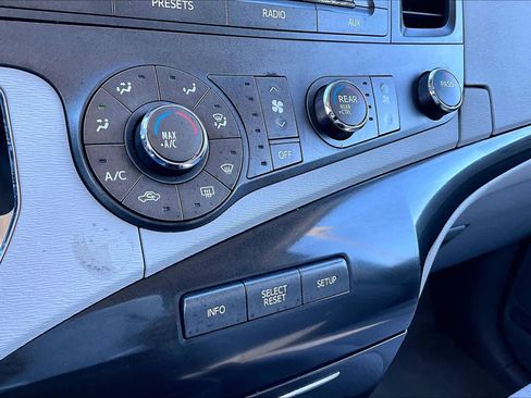 Used 2011 Toyota Sienna LE image 32