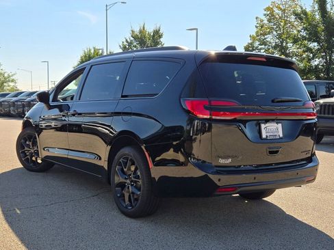 New 2026 Chrysler Pacifica Limited w/ S Appearance Package image 14