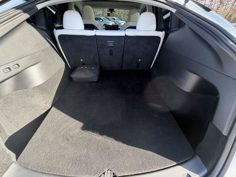 Used 2022 Tesla Model Y Long Range image 19