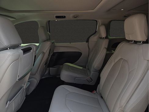 Used 2019 Chrysler Pacifica Touring-L Plus FWD image 10