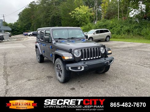 Used 2023 Jeep Wrangler Unlimited Sahara AWD/4WD image 3