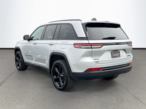Certified 2025 Jeep Grand Cherokee Limited w/ Luxury Tech Group II image 5