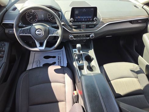 Used 2025 Nissan Altima 2.5 SV image 8