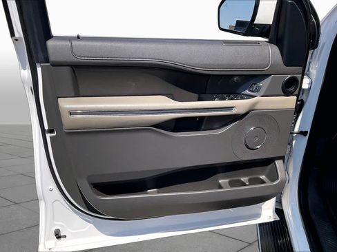 Used 2019 Ford Expedition Max XLT w/ Equipment Group 202A AWD/4WD image 21
