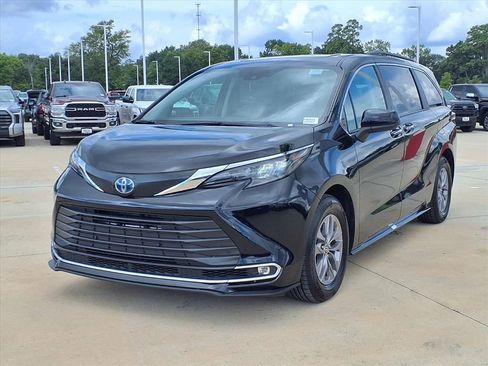 Certified 2024 Toyota Sienna XLE image 8