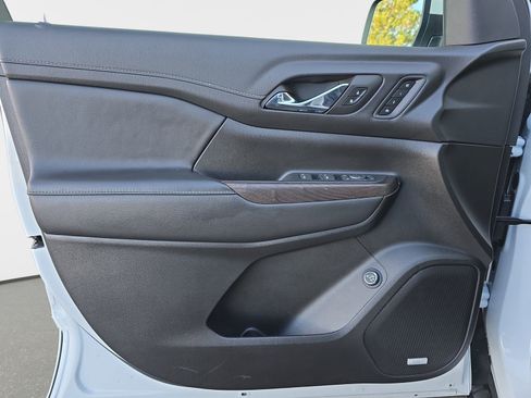 Used 2023 GMC Acadia Denali w/ Denali Technology Package image 30