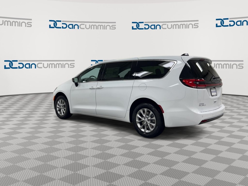 New 2027 Chrysler Pacifica Select w/ Family Tech Group AWD/4WD image 6