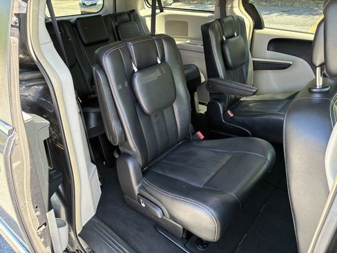 Used 2016 Chrysler Town & Country Touring FWD image 17