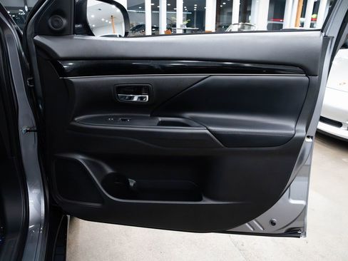 Used 2019 Mitsubishi Outlander SE image 23