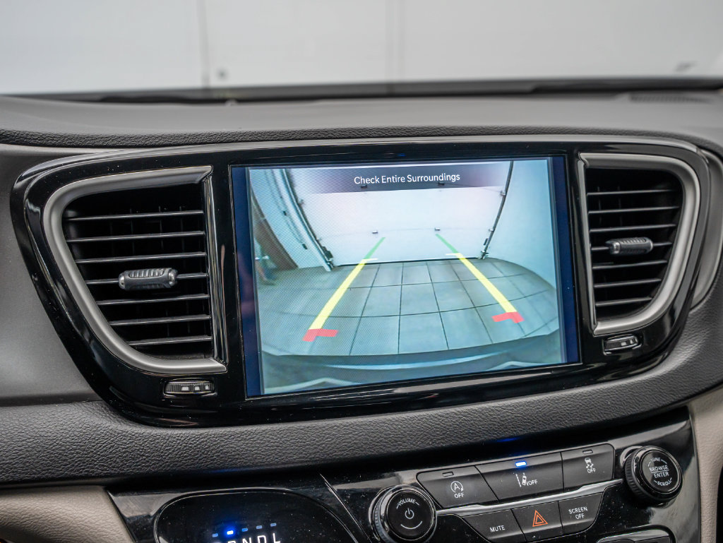 Used 2022 Chrysler Pacifica Touring-L FWD image 33
