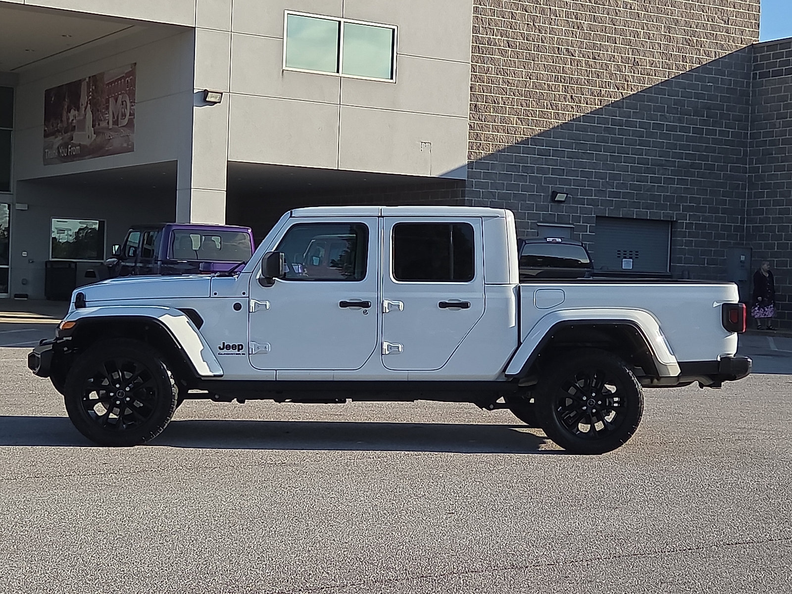 Used 2025 Jeep Gladiator Sport AWD/4WD image 3