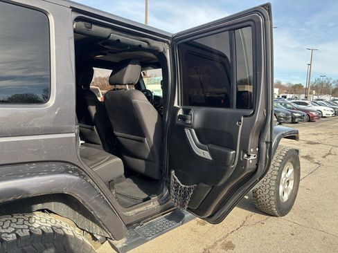 Used 2014 Jeep Wrangler Unlimited Sahara w/ Dual Top Group AWD/4WD image 11
