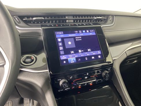 Used 2023 Jeep Grand Cherokee Laredo w/ Luxury Tech Group I image 29