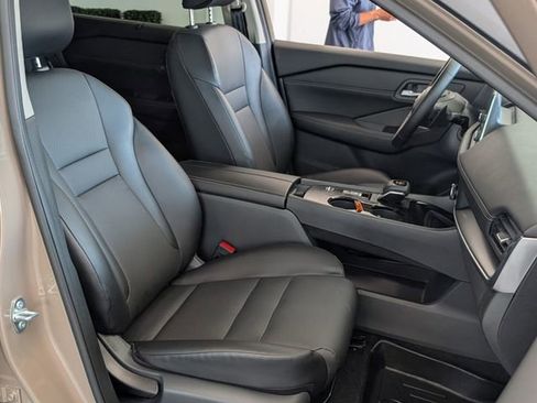 Used 2025 Nissan Rogue SV w/ SV Premium Package image 15