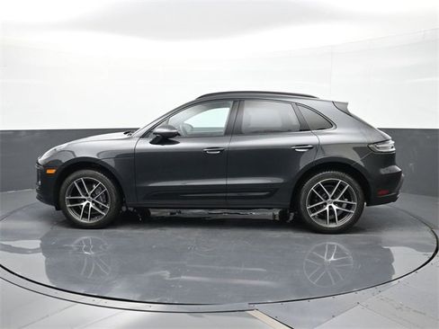 Used 2025 Porsche Macan image 2