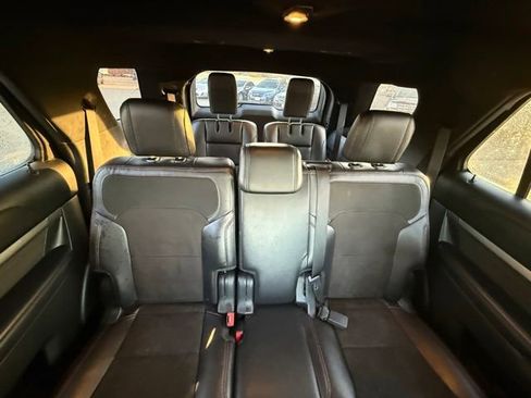 Used 2018 Ford Explorer XLT w/ Equipment Group 202A AWD/4WD image 25