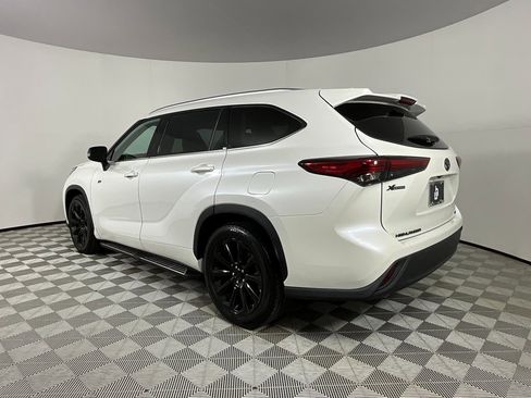 Used 2021 Toyota Highlander XLE image 3