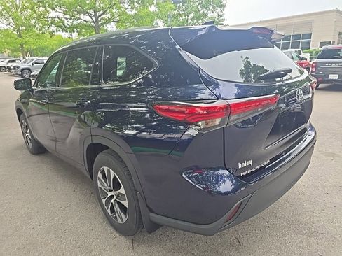 Used 2022 Toyota Highlander XLE AWD/4WD image 6