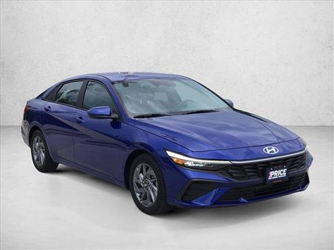 Used 2024 Hyundai Elantra SEL FWD image 3