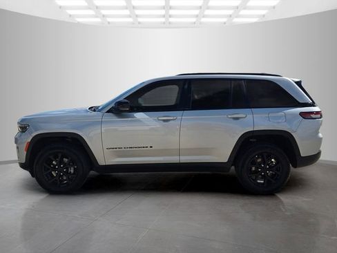 Used 2025 Jeep Grand Cherokee Altitude AWD/4WD image 7