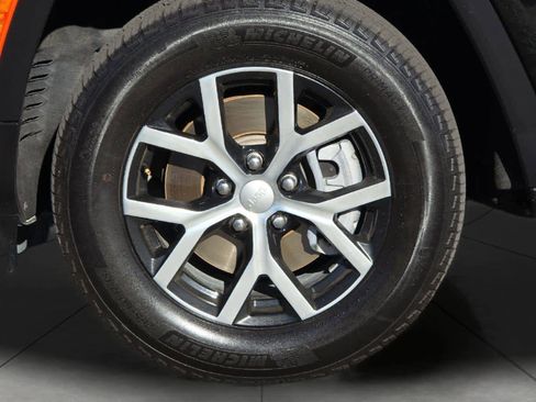 Used 2024 Jeep Grand Cherokee L Limited w/ Luxury Tech Group II image 11