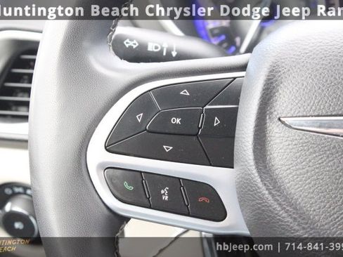 Used 2023 Chrysler Pacifica Touring-L image 16