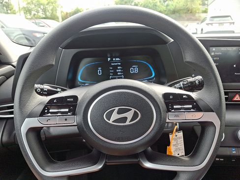 Certified 2025 Hyundai Elantra SE image 18