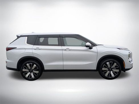 New 2026 Mitsubishi Outlander SE image 2