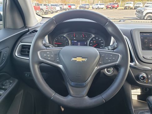 Used 2022 Chevrolet Equinox LT w/ Driver Convenience Package image 16