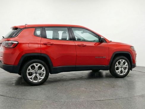 Used 2025 Jeep Compass Latitude AWD/4WD image 9