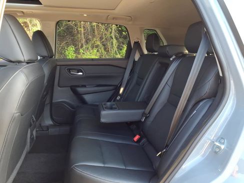 Used 2023 Nissan Rogue SL w/ SL Premium Package image 12