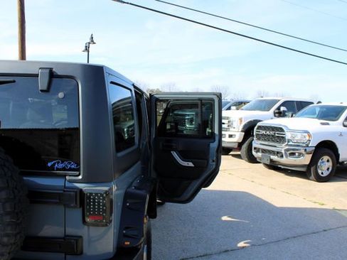 Used 2015 Jeep Wrangler Unlimited Rubicon AWD/4WD image 38