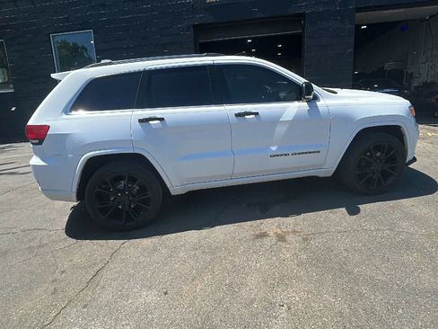 Used 2020 Jeep Grand Cherokee Overland AWD/4WD image 31