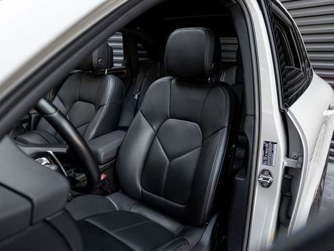 Certified 2025 Porsche Macan AWD/4WD image 5