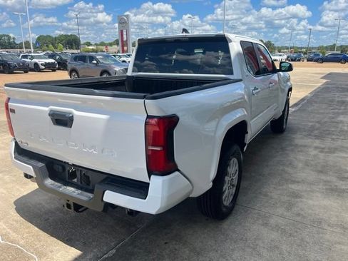 Used 2024 Toyota Tacoma SR5 AWD/4WD image 4