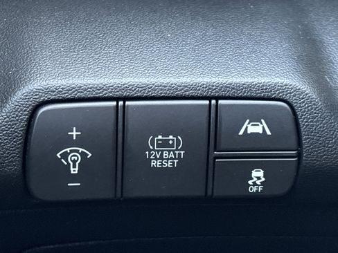 Used 2023 Hyundai Elantra Blue image 31