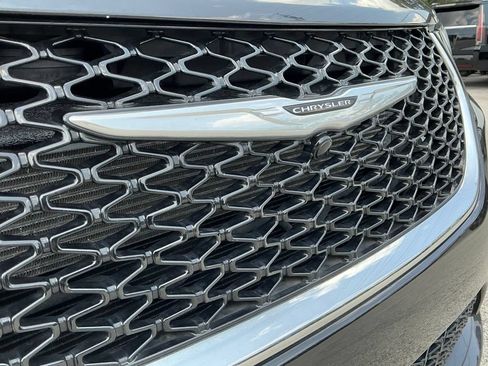 Used 2023 Chrysler Pacifica Touring-L FWD image 16